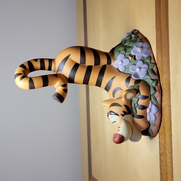 Retired Disney Pooh & Friends "Thanks a Big Bouncy Bunch" Tigger Figurine - Picture 2 of 10
